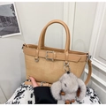 Détail du sac seau en paille beige avec sangle en cuir et breloque lapin en peluche - Kaki