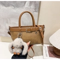 Détail du sac seau marron en tissu tressé avec garniture en cuir et charm lapin gris - Marron