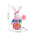 Coniglietto pasquale di peluche con salopette rosa, toppa carota e maglia a righe - Coniglio con Fiore