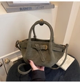 Detailaufnahme der olivgrünen Eimertasche mit Mattoptik und gesteppten Rautenmustern - Grün