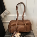 Vintage brown shoulder bag in oil wax leather with zippers and a cute bear charm - Brown with Pendant