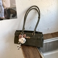 Vintage donkergroene schoudertas met hondenbedeltje en gouden metalen sluiting detail - Groen met Hanger