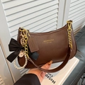 Bolso de hombro Hobo marrón oscuro en cuero con cadena dorada y colgante de lazo - Con Colgante (YOUBEI-525) / Café con Colgante