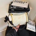 Bolso de hombro blanco crema con textura de lichi, lazo negro y colgante de perla - Con Colgante (YOUBEI-525) / Blanco con colgante