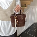 Mini sac seau patchwork marron avec breloque en perles de bois et texte doré - Marron