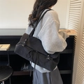 Grande borsa tote nera in pelle scamosciata con tracolla intrecciata e fiocco decorativo - Nero
