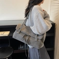 Borsa tote in camoscio grigio scuro con tracolla intrecciata e fiocco decorativo - Grigio
