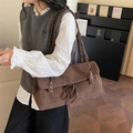 Borsa tote in ecopelle scamosciata marrone scuro con tracolla intrecciata e fiocco - caffè