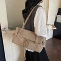 Grande borsa tote kaki in pelle scamosciata con tracolla intrecciata e borchie - Cachi