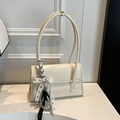 Elegante bolso de hombro blanco crema en ecopiel con lazo de encaje y cuentas de adorno - Blanco (con Colgante)