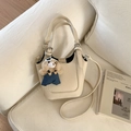 Détail du sac seau en cuir grainé blanc cassé avec un pendentif ours en peluche mignon - Sans Pendentif / Blanc