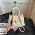 Borsa a secchiello vintage bianco crema con cuciture a V e ciondolo in legno retrò - Bianco avorio
