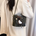 Bolso tipo cubo acolchado verde oliva con textura mate y colgantes decorativos de mujer - Verde (Con Colgantes)