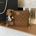 Bolso cubo esmerilado marrón con cadena dorada, pompón de leopardo y colgante de corazón - Marrón (Con Colgante)