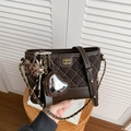 Bolso cubo acolchado marrón con cadena dorada y colgantes de corazón en taburete - Café (Con Colgante)