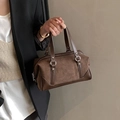 Borsa Boston retrò marrone scuro in pelle scamosciata e patchwork con rivetti - caffè