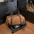 Borsa Boston in pelle scamosciata marrone con bordi in pelle scura e dettagli argento - Marrone