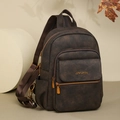 Detail der dunkelbraunen Vintage-PU-Ledertextur am Rucksack mit Bronzemetall-Reißverschlüssen - Kaffeebraun