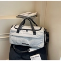 Détail du sac de sport gris avec bandoulière amovible et compartiment à chaussures - Blanc Cassé