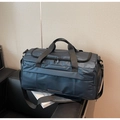 Détail du grand sac de sport bleu avec tissu imperméable et poignées robustes - Bleu