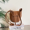 Secchiello marrone minimalista con cuciture a contrasto e placca in metallo elegante - Marrone