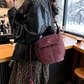 Borsa a sella vintage bordeaux in pelle scamosciata con cuciture bianche a contrasto - Rosso