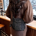 Sac seau minimaliste noir mat avec coutures blanches contrastées et bandoulière fine - Noir