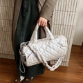 Elegante borsa trapuntata beige con etichetta sleeping cat per lo stile autunno-inverno - Bianco Chiaro di Luna