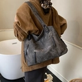 Borsa tote retrò grigio scuro in pelle sintetica con cerniere vintage e borchie - Nero