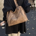 Borsa tote retrò in pelle opaca marrone scuro con design multitasche e trama vintage - Marrone