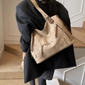 Grande borsa a spalla retrò kaki con rivetti in metallo vintage e tasche con cerniera esterne - Cachi