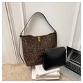 Borsa tote con stampa leopardata marrone, cinturini in pelle nera e pochette coordinata - Maculato nero