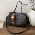 Borsa tote in pelle marrone con texture vintage e ciondolo a forma di orsetto peluche - Caffè con Ciondolo