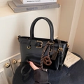 Vintage schwarze glänzende Eimertasche mit goldenen Beschlägen und Anhängern - Schwarz mit Anhänger