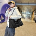 Bolso de viaje grande negro con separación en seco y húmedo, colgado al hombro - Negro