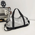 Bolso de viaje plateado metalizado con asas negras y correa ajustable para gimnasio - Plateado