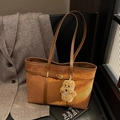 Vintage καφέ σουέτ τσάντα tote με δερμάτινα λουριά και λούτρινο μενταγιόν σκύλου για γυναίκες - Καφέ (Με Μενταγιόν)