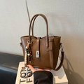 Bolso tipo cubo vintage marrón con colgante de cuentas de madera y cierre de giro - Marrón
