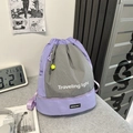 Mochila con cordón en contraste morado y gris con compartimento inferior con cremallera - Púrpura Con Colgante