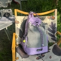 Detalle de mochila con cordón elegante con patrón de cuadros grises y acentos púrpuras - Con Colgante / Púrpura y Gris
