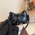 Retro zwarte emmer tas in glanzend olie-was leer met contraststiksel en gouden details - Zwart