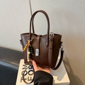 Bolso cubo retro de cuero marrón oscuro con asa superior y colgante de madera - Marrón