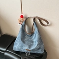 Borsa hobo blu slavato retrò con finiture in pelle marrone e ciondolo a forma di orso - Blu con Pendente