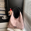 Borsa tote in camoscio rosa con finiture nere e grazioso ciondolo a forma di orsetto - Rosa con ciondolo