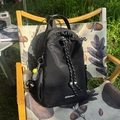 Mochila negra de gran capacidad con cordón, colgante de tenis y etiqueta de marca - Con Colgante / Negro