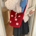 Borsa a secchiello rossa all'uncinetto con motivo floreale bianco e trama peluche - Rosso