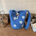 Borsa a secchiello blu in maglia con motivi floreali bianchi e bottone in legno - Blu