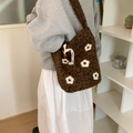 Sac seau en tricot marron à motif floral avec cordon de serrage porté par un mannequin - Marron