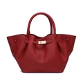 Gros plan d'un sac cabas en cuir rouge avec motif litchi et boucle en métal doré chic - Bordeaux