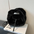 Mini borsa nera in ecopelliccia con manico morbido e tracolla per l'inverno - Nero